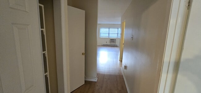 Building Photo - 142 E Maple St