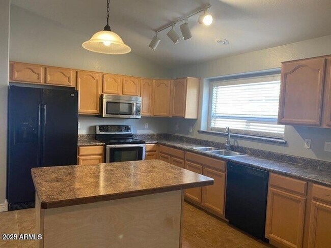 Building Photo - 533 E Angeline Ave