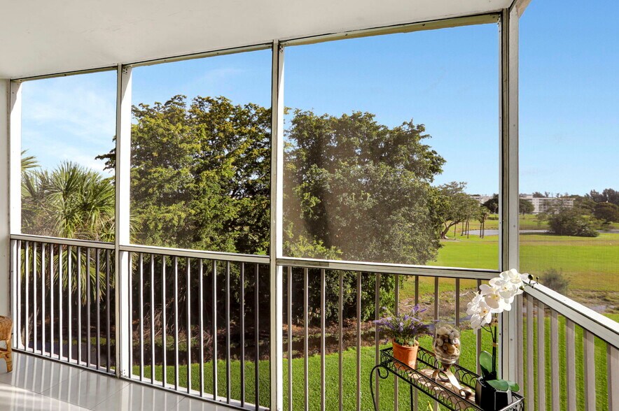 Building Photo - 2851 S Palm Aire Dr