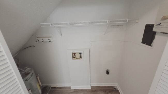 Building Photo - 301 Hickory Pl