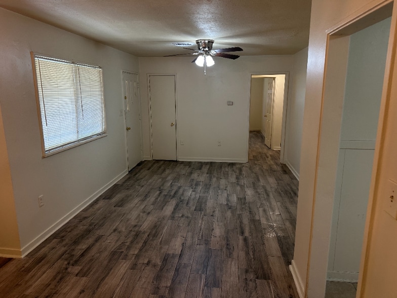 Building Photo - 3049 Lakewood Dr