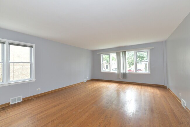 Building Photo - 4914 Louise St