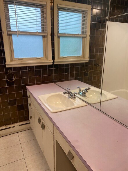 Building Photo - 636 Kenmore Ave