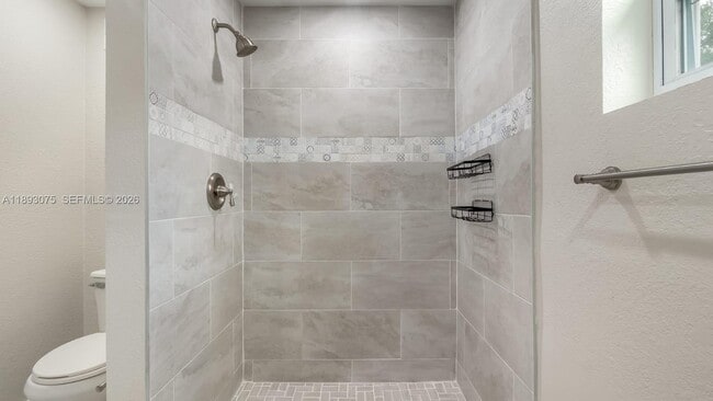 Building Photo - 740 Beachwood Ln