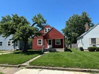 Building Photo - 3 potential 4 bedroom in desirable Beech G...