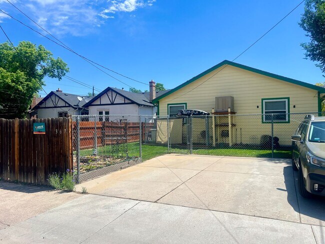 Building Photo - 3BD, 2BA Front side Duplex with Private Front Yard, Near Sloan's Lake   **Move-In Special**