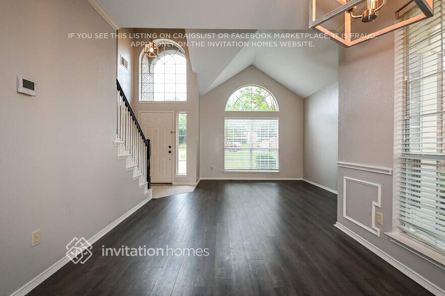 Building Photo - 1755 Cresthill Dr
