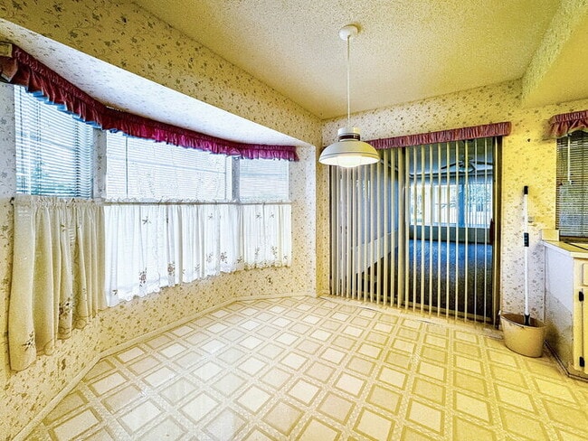 Building Photo - "Charming 2-Bedroom Oasis with 2 Full Baths in New Port Richey - Spacious 1747 Sq. Ft. Gem!"