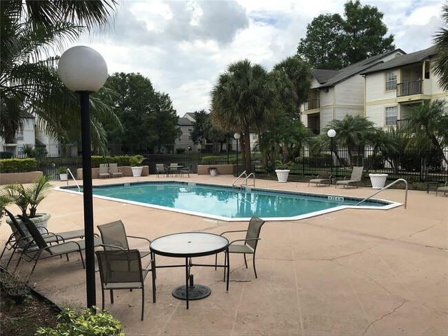 Building Photo - 1916 Lake Atriums Cir
