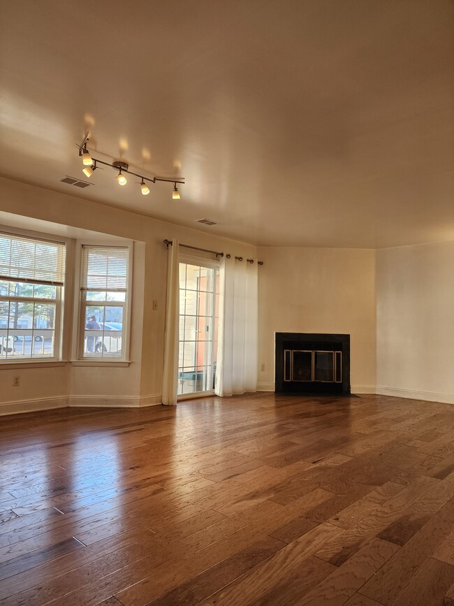 Living room - 303 Trinity Ct