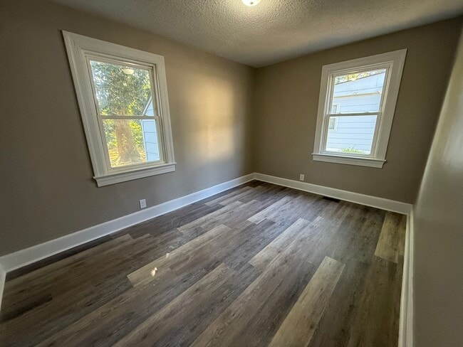 Building Photo - 221 Spruce St W