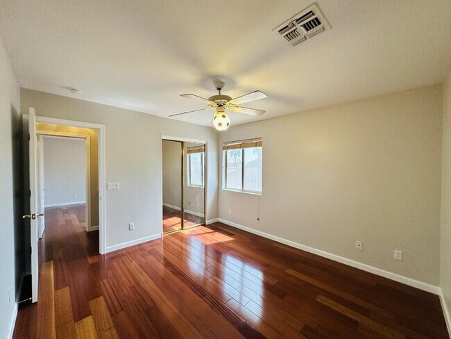 Building Photo - 672 W Raven Dr