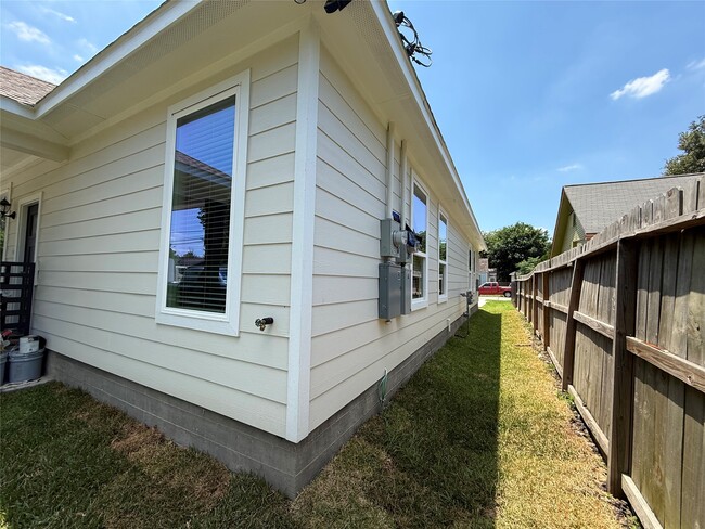 Building Photo - 623 Munger St