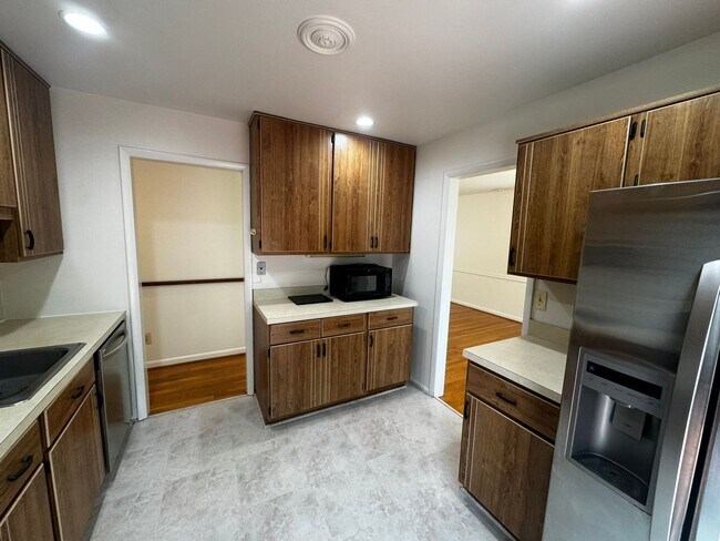 Building Photo - Split level 4-bedroom 3-bathroom home