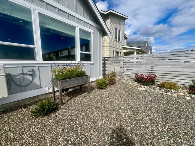 Building Photo - BEAUTIFUL 3Bd 2.5Ba energy efficient home ...