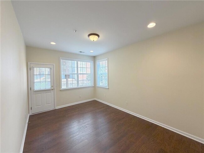 Building Photo - 4680 Creekside Villas Way