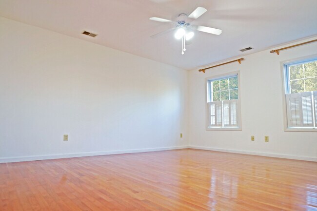 Master Bedroom - 2863 Chain Bridge Rd