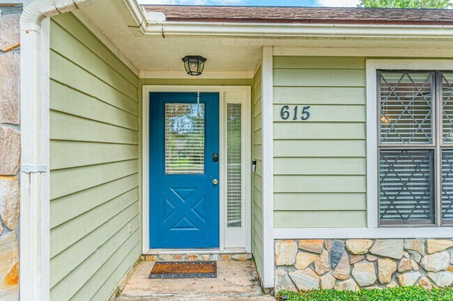 Building Photo - 615 St Martin Cove