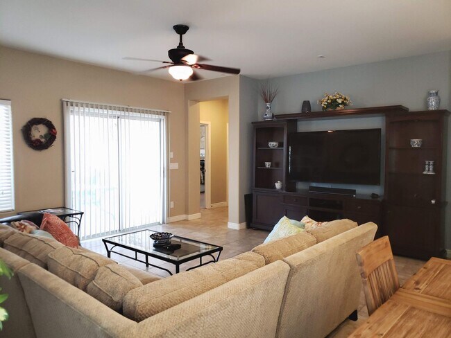 Building Photo - 208 E Caribbean Dr