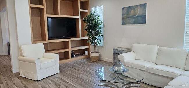 Building Photo - 366 Silver Ridge Dr