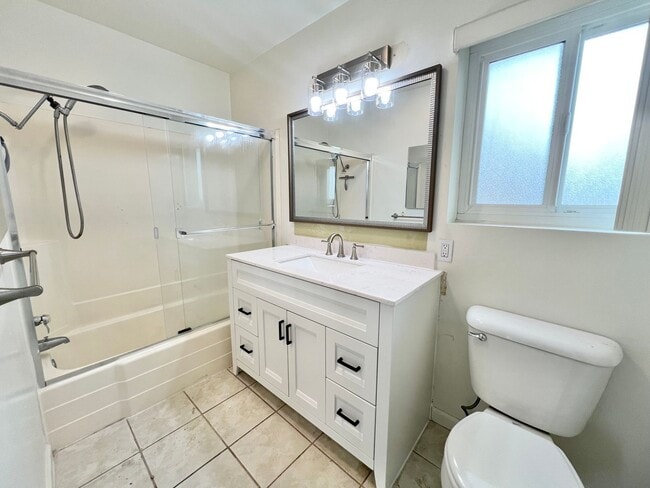 Building Photo - Top Floor 1 Bedroom Bixby Park Top Floor C...