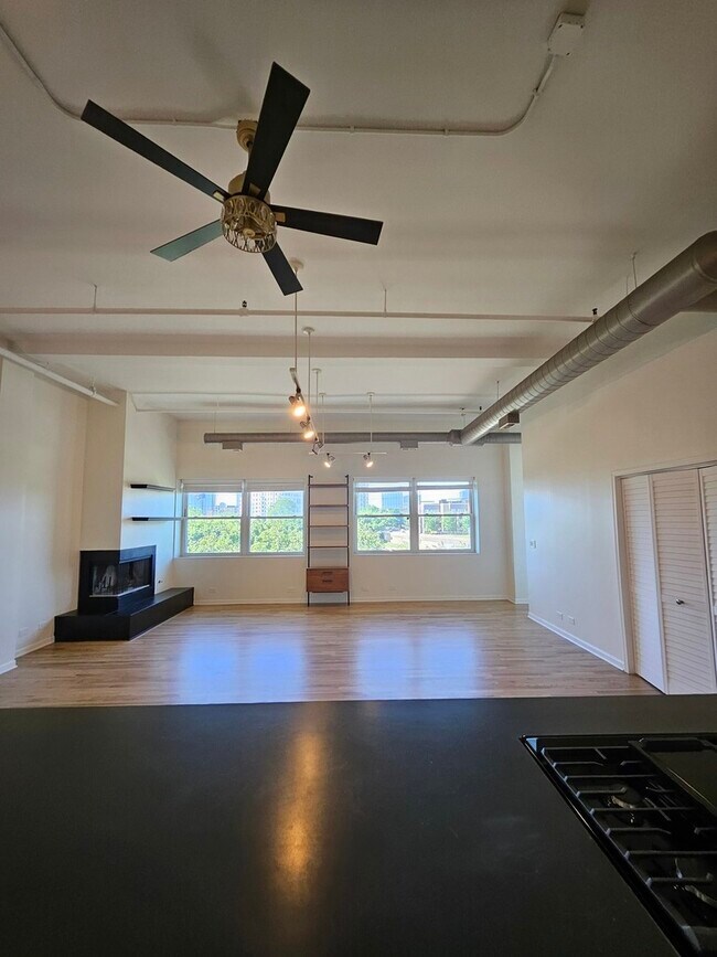 Building Photo - 809 N Racine Ave