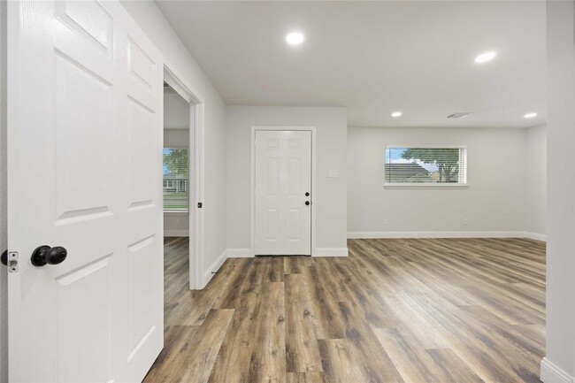 Building Photo - 3806 Zephyr St