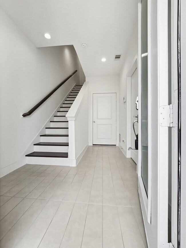 Building Photo - 2613 Hutchins St