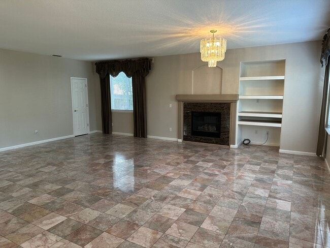 Building Photo - Beautiful 4 Bedroom 3 Full Bath Tracy Home