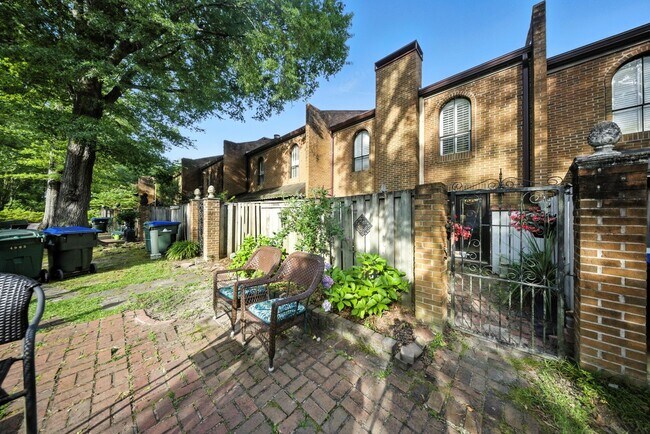 Building Photo - Spacious 2 -story townhome in the heart of...