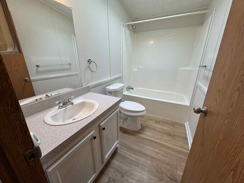 Building Photo - 2020 Marmoor Dr