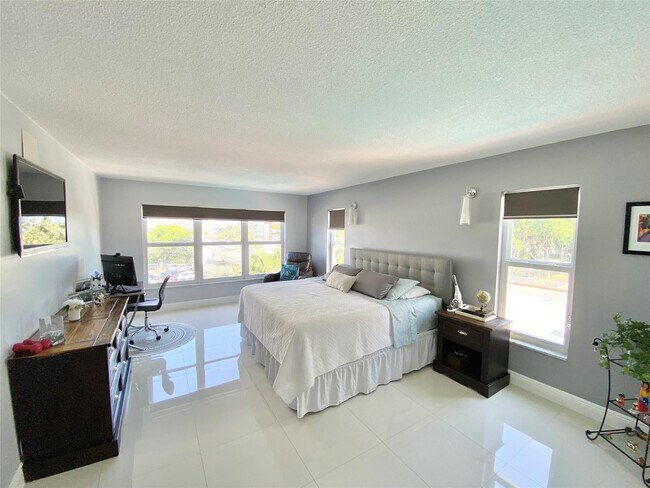 Building Photo - 3000 E Sunrise Blvd