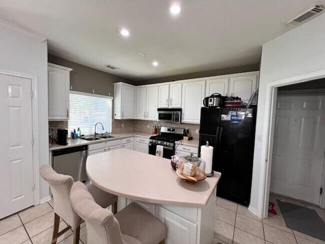 Building Photo - Luxury Living in North Austin / Condominium / Gated Community / 3 bedrooms / 2 car garage