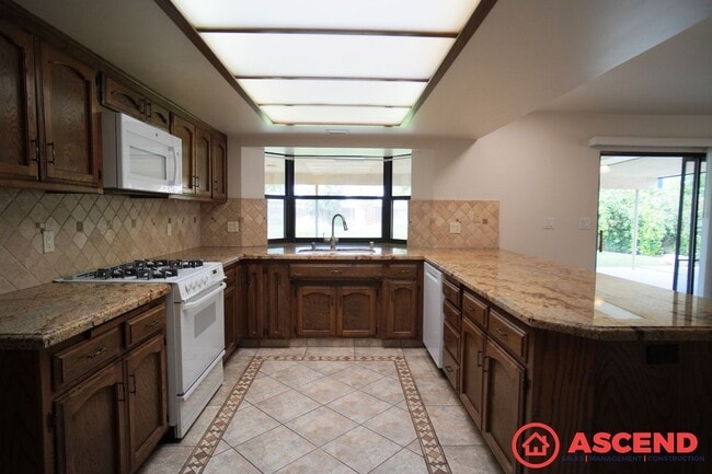 Building Photo - Gorgeous Northwest Bakersfield Home with H...