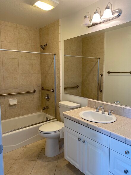 Master bath - 3120 Sepulveda Blvd