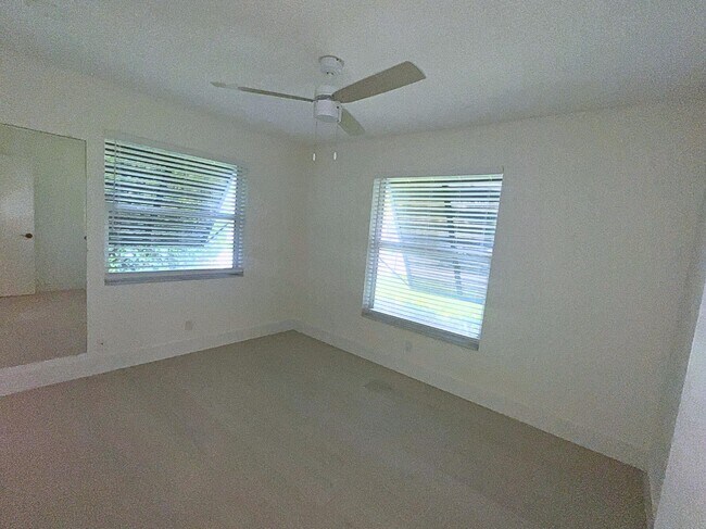 Building Photo - 1260 Manor Dr