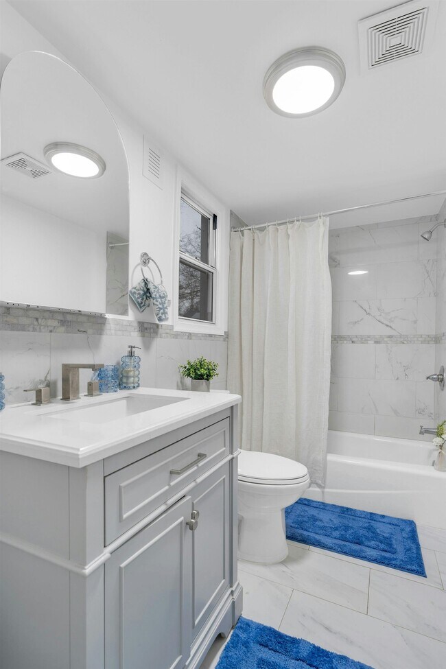 Building Photo - 196 2nd St