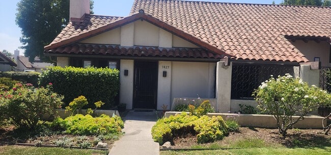 Building Photo - Fully furnished 2-bedroom, 2-bathroom town...