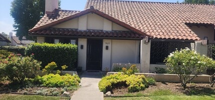 Building Photo - Modern & Fully Furnished Townhouse with Mo...