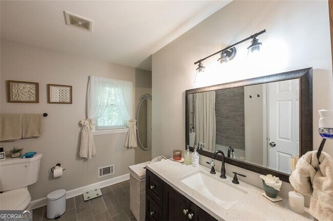 Building Photo - 1025 Hilburn Dr SE