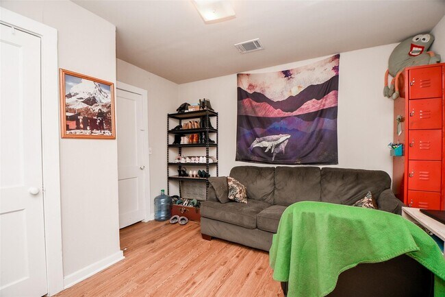 Building Photo - 5221 Darling St