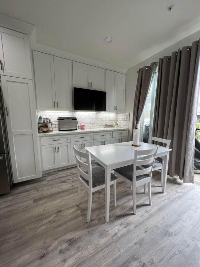 Building Photo - Gorgeous Townhome near Downtown Ventura & Beaches