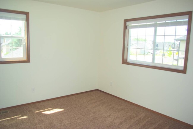 Building Photo - 2025 Aaron Dr