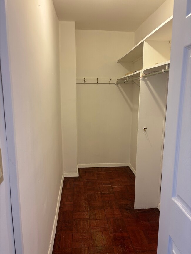 Building Photo - 2000 Linwood Ave