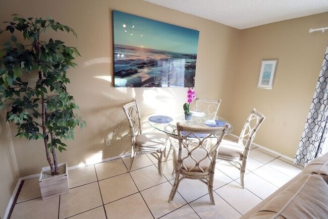 Building Photo - One bedroom apt 7 or 12 months furnish or unfurnished. Apartamento disponible amueblado o sin mue...