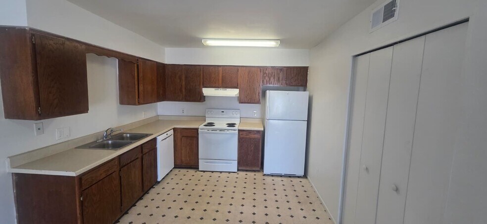 Building Photo - 590 W 18th Ave