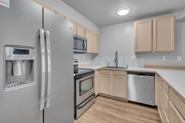 Building Photo - Peaceful Corner Townhome in the Heart of Sumner