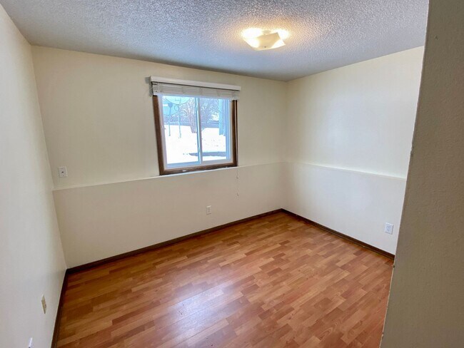Building Photo - Aplin Duplex (4025/4027)