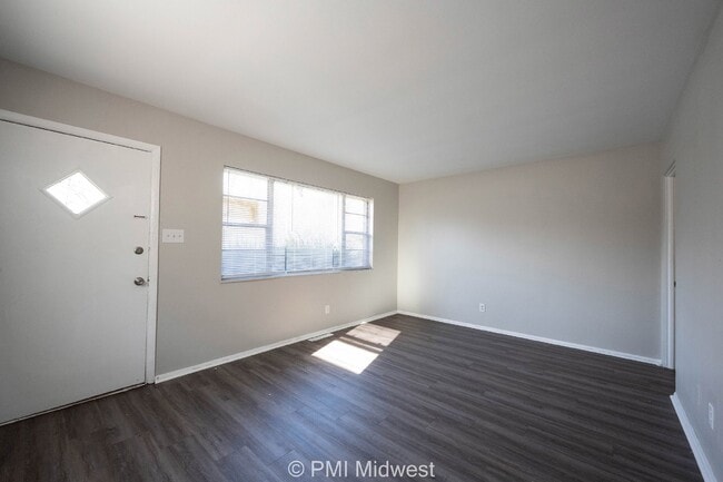 Building Photo - Charming 2-Bedroom Duplex in Indianapolis with Modern Amenities!