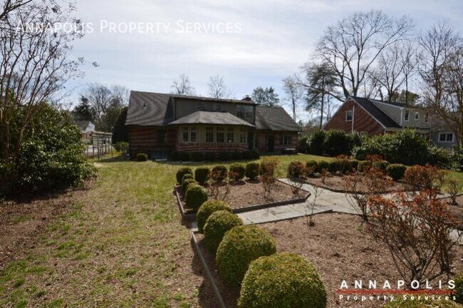Building Photo - 208 Avondale Cir